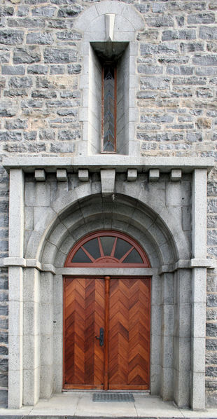 Fil:Vaksdal kyrkje, vestportalen, AMH 2008.jpg