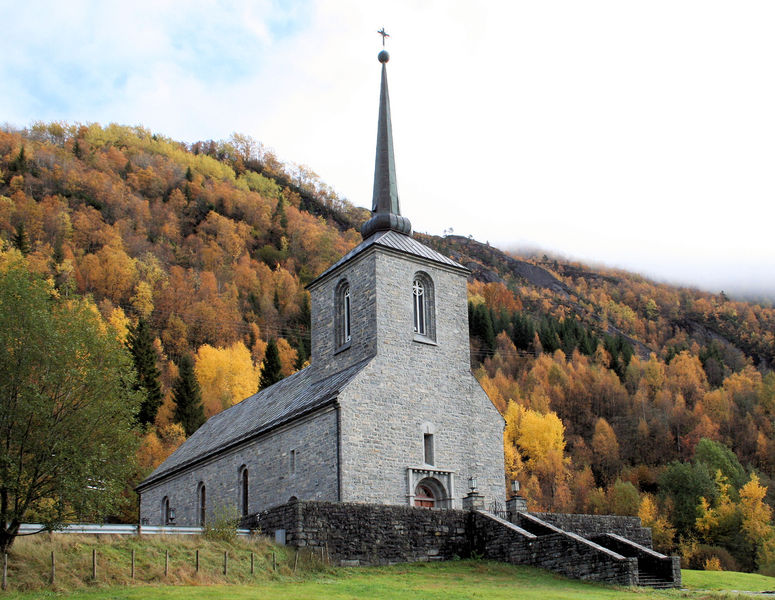 Fil:Vaksdal kyrkje sett frå nordvest, AMH 2008.jpg