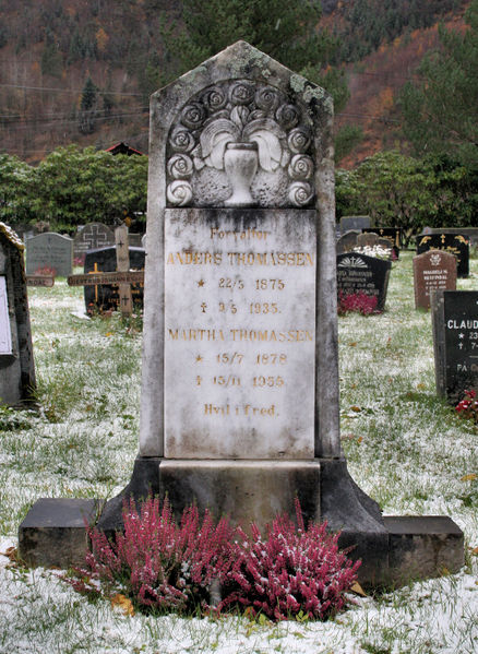 Fil:Vaksdal kyrkjegard, gravminne 2, AMH 2008.jpg