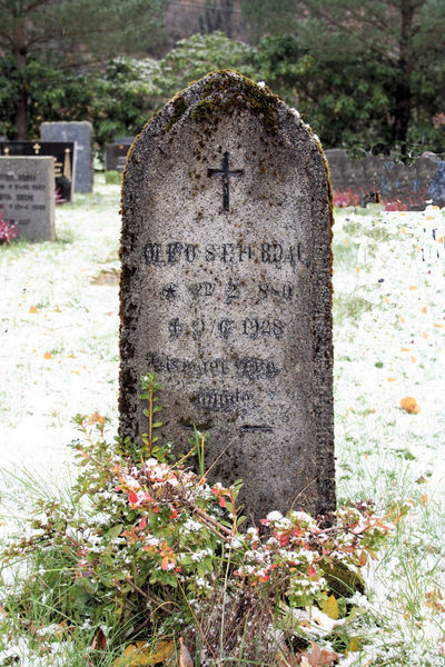 Fil:Vaksdal kyrkjegard, gravminne 3, AMH 2008.jpg