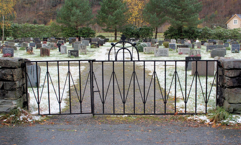 Fil:Vaksdal kyrkjegard, port mot sør, AMH 2008.jpg