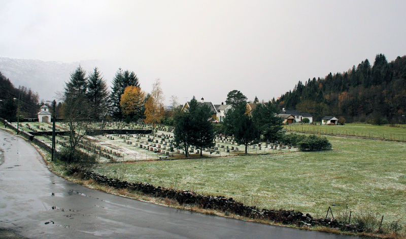 Fil:Vaksdal kyrkjegard, sett mot vest, AMH 2008.jpg