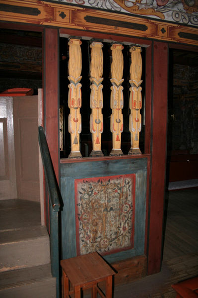 Fil:Vatnås kirke detalj i kirken 3.jpg