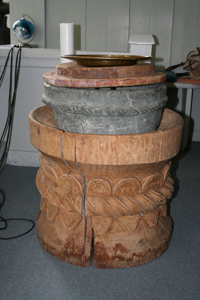 Fil:Veggli kirke Døpefonten 2.jpg