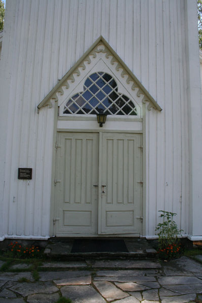 Fil:Veggli kirke Hovedinngang.jpg