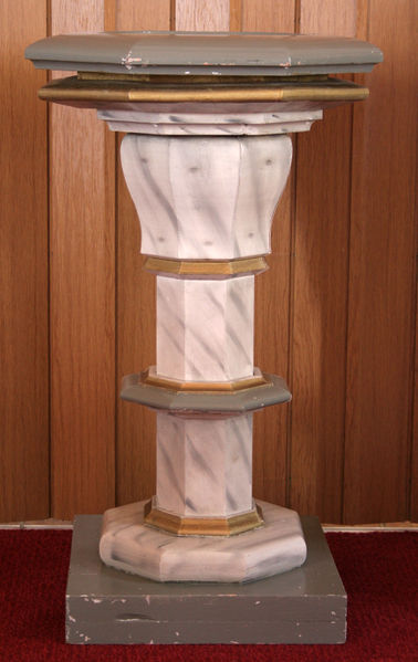 Fil:Veitastrond kapell, døypefont, AMH 2011.jpg