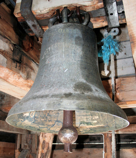 Fil:Veitastrond kapell, kyrkjeklokke, AMH 2011.jpg
