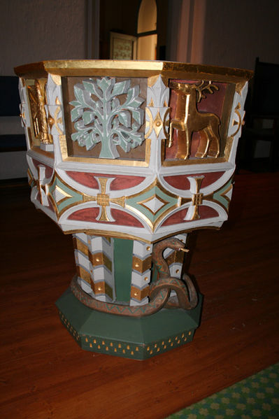 Fil:Vestre fredrikstad kirke Døpefonten 2.jpg
