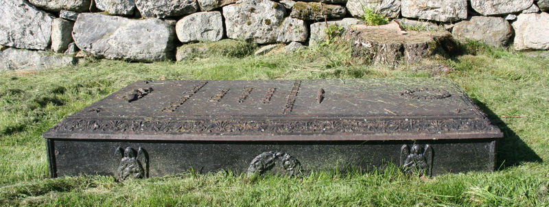 Fil:Vik, støypejarnskiste, AMH 2012.jpg