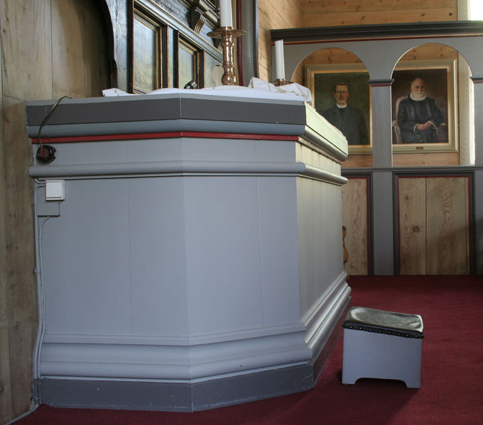 Fil:Vikøy kyrkje, altar, AMH 2007.jpg