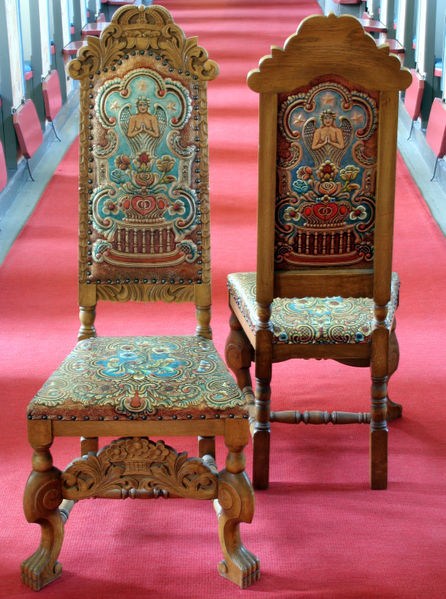 Fil:Vikøy kyrkje, brurestolar, AMH 2007.jpg