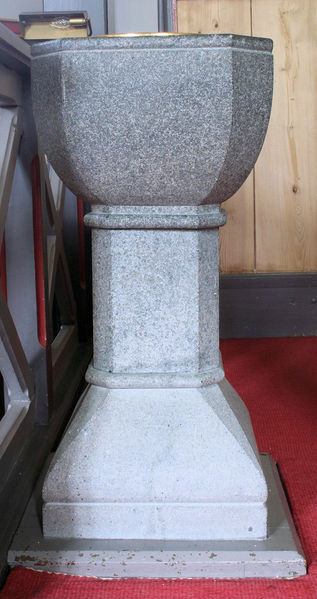 Fil:Vikøy kyrkje, døypefont, AMH 2007.jpg