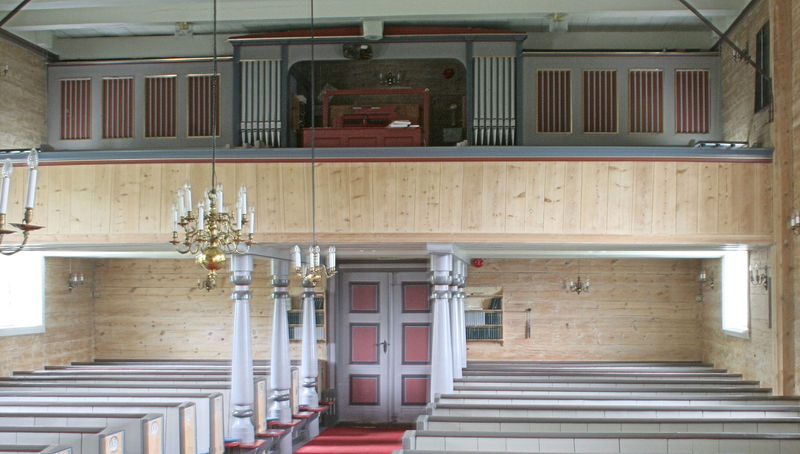 Fil:Vikøy kyrkje, galleri, AMH 2007.jpg