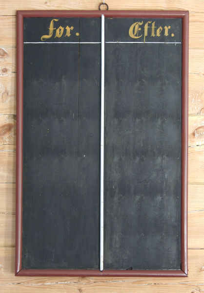 Fil:Vikøy kyrkje, nummertavle, AMH 2007.jpg