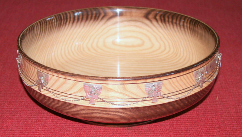 Fil:Vikøy kyrkje, offerskål, AMH 2007.jpg