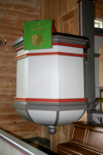 Fil:Vikøy kyrkje, preikestol, AMH 2007.jpg