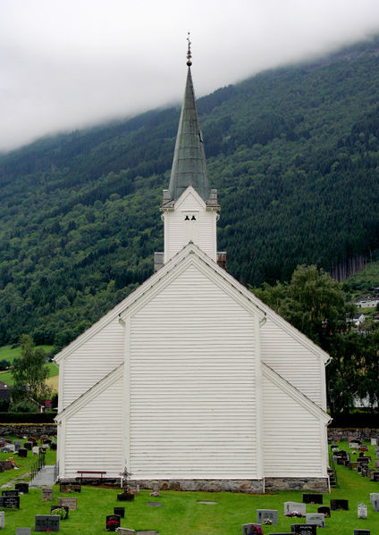Fil:Vik kyrkje, austfasade, AMH 2012.jpg