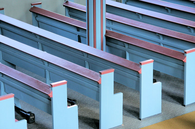 Fil:Vik kyrkje, benker, AMH 2012.jpg