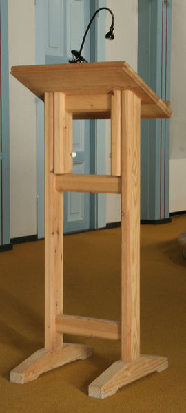Fil:Vik kyrkje, lesepult, AMH 2012.jpg