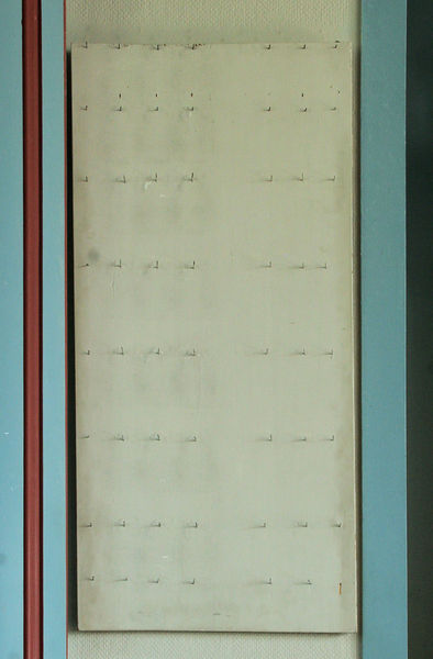 Fil:Vik kyrkje, nummertavle, AMH 2012.jpg