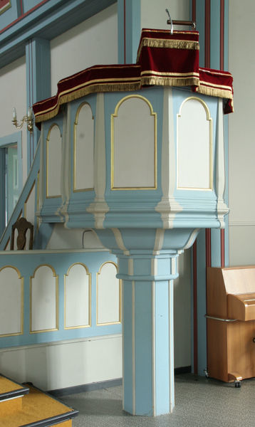 Fil:Vik kyrkje, preikestol, AMH 2012.jpg