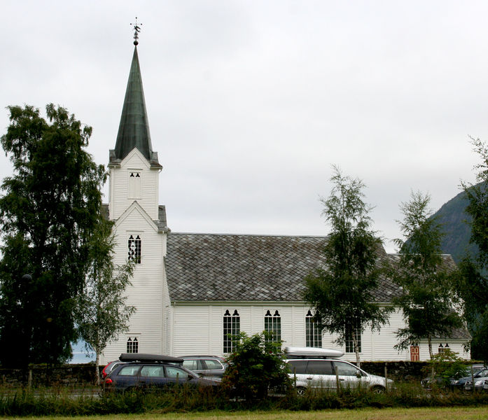 Fil:Vik kyrkje, sørfasade, AMH 2012.jpg