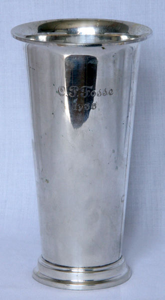 Fil:Vik kyrkje, vase, AMH 2012.jpg