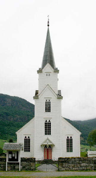 Fil:Vik kyrkje, vestfasade, AMH 2012.jpg