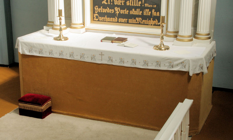 Fil:Vik kyrkje altaret, AMH 2012.jpg