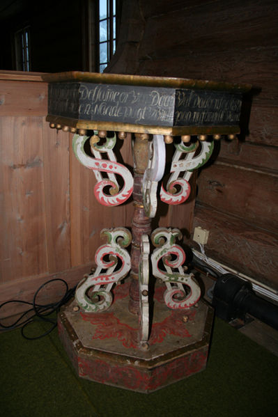 Fil:Viker kirke Døpefonten1.jpg