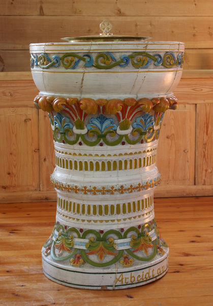 Fil:Vinje, døypefont, AMH 2007.jpg