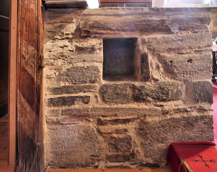 Fil:Voss, altaret, nordsida, AMH 2007.jpg