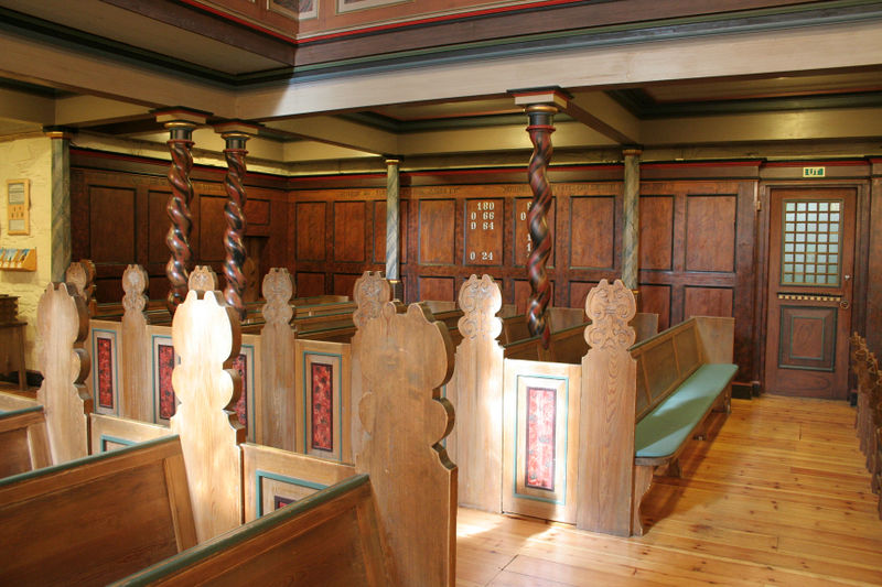 Fil:Voss, benker nordvest i skipet, AMH 2007.jpg