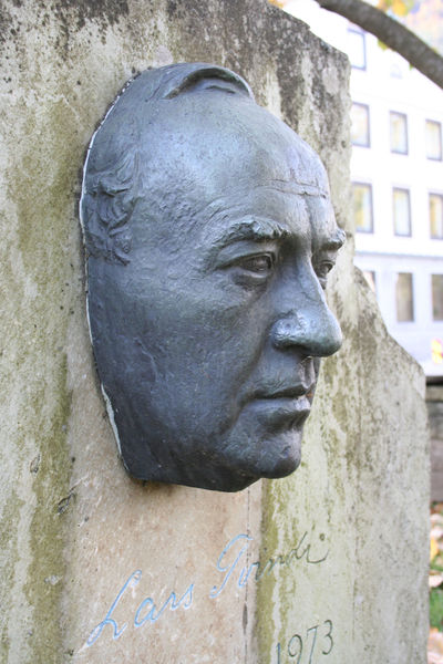 Fil:Voss, gravminne over Lars Tvinde, AMH 2007.jpg