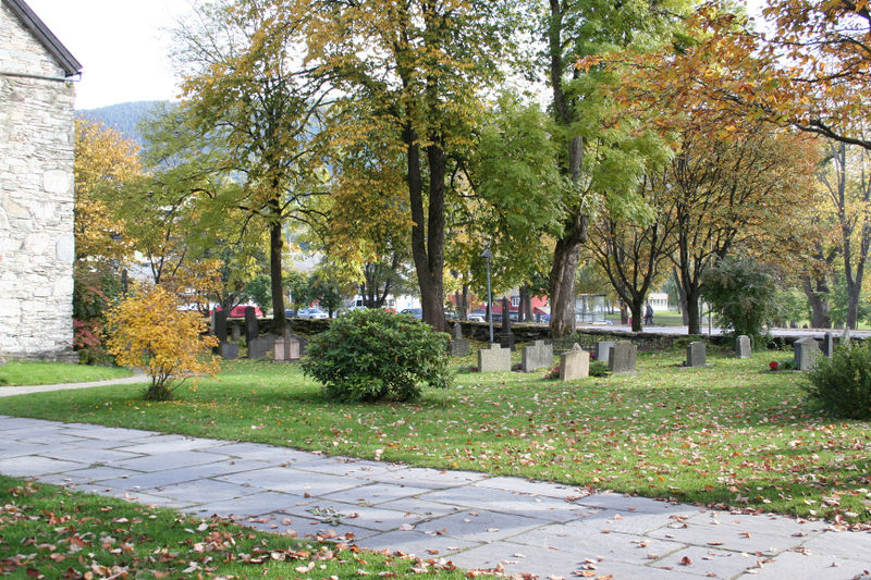 Fil:Voss, kyrkjegarden, sørvestre del, AMH 2007.jpg