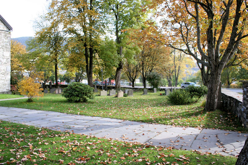 Fil:Voss, kyrkjegarden, sørvestre hjørne, AMH 2007.jpg