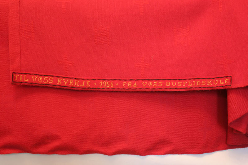 Fil:Voss, raudt altarklede, detalj, AMH 2007.jpg