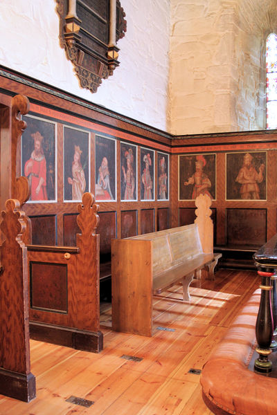 Fil:Voss, veggbenk nordaust i koret, AMH 2007.jpg