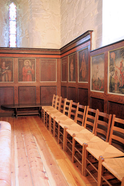 Fil:Voss, veggbenk søraust i koret, AMH 2007.jpg