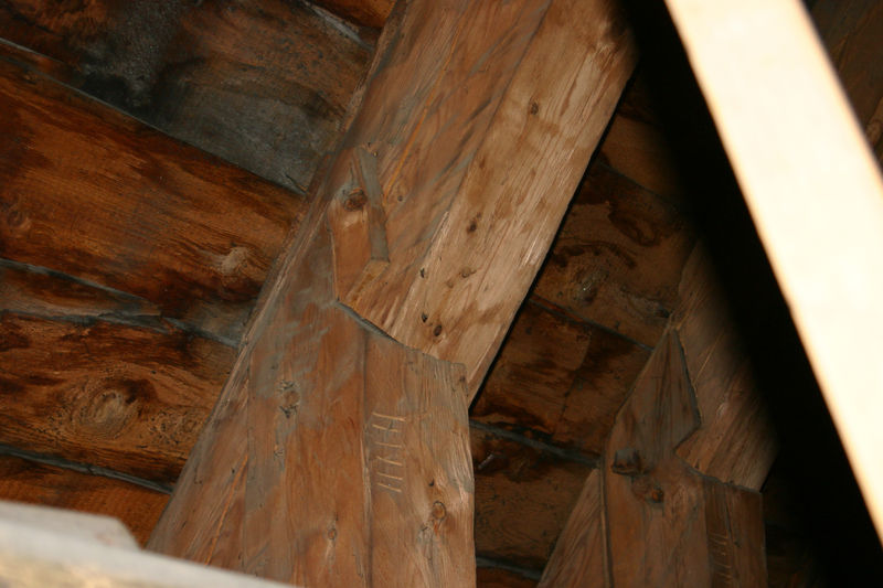 Fil:Voss takverk knestokk og sperre Hoff aug 05.jpg